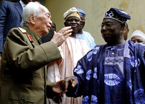 Đại tướng Võ Nguyên Giáp tiếp đón Tổng thống Nigeria Olusegun Obasanjo tại nhà riêng ngày 18/4/2005. Ảnh: Reuters