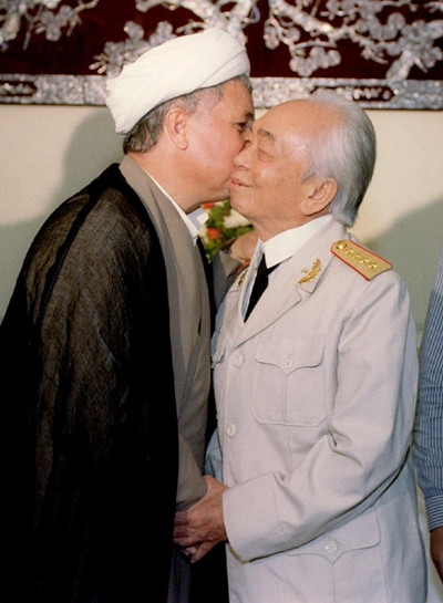 Đại tướng tiếp đón cựu Tổng thống Iran Ali Akbar Hashemi Rafsanjani. Ảnh: Reuters.