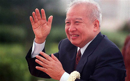 Cựu Vương Campuchia Norodom Sihanouk (bên trái ảnh) qua đời ở Bắc Kinh tháng 10/2012, thọ 89 tuổi. Đất nước Campuchia đã để tang 1 tuần từ ngày 17-23/10. Quyết định của Chính phủ Hoàng gia do Thủ tướng Hun Sen ký ngày 15/10 cho biết, trong thời gian tổ chức quốc tang, tất cả trụ sở của các cơ quan nhà nước và tư nhân cũng như nhà dân đều treo cờ rủ, đồng thời mọi người dân đều mang các biểu tượng để tang cựu Vương. Theo quyết định của Chính phủ Hoàng gia, thi hài của cựu Vương được bảo quản tại Hoàng cung trong vòng ba tháng để quan chức chính quyền, nhân dân và khách nước ngoài đến viếng, trước khi tiến hành hỏa táng.