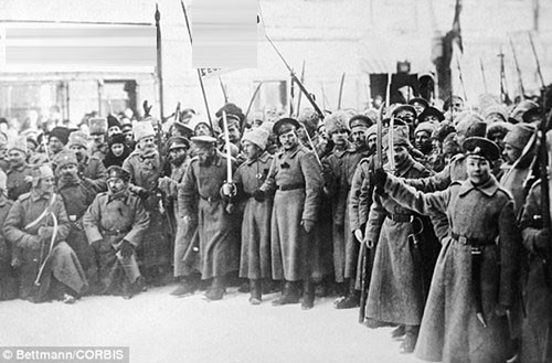 “Người Anh đã phát triển vũ khí hóa học tuyệt mật và được gọi là “M Device”. Nó được nghiên cứu, phát triển tại phòng thí nghiệm Porton ở Wiltshire. Loại vũ khí hóa học này cũng được mô tả là một trong số các loại vũ khí hóa học có mức độ tàn phá mạnh nhất từng được phát minh. Mặc dù các nhà khoa học đã phát minh ra loại vũ khí nguy hiểm trên nhưng chúng vẫn chưa được sử dụng. Do vậy, Thủ tướng Churchill dự định sử dụng chúng để đối phó với những người Bolshevik. 50.000 vũ khí hóa học thuộc loại này đã được chất lên máy bay và được chuyển đến các vị trí mà Hồng quân Liên Xô đang đóng quân cũng như các làng mạc thuộc quyền kiểm soát của người Bolshevik ở miền bắc Liên Xô từ tháng 8 - 9/1918”, ông Milton cho hay.