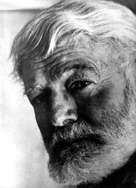 5. Nhà văn Ernest Hemingway: Sinh năm 1899, Ernest Hemingway đạt giải Nobel và Pulitzer cho các tác phẩm của mình, trong đó có cuốn “Ông già và biển cả”. Mẹ là người có ảnh hưởng rất lớn đến cuộc đời của Hemingway. Bà đã ép ông phải học nhạc khi còn bé vì bà dạy nhạc và từng mơ sẽ trở thành một ca sĩ hát dòng nhạc opera. Tuy nhiên, Hemingway đã không chịu nghe lời mẹ. Ông chọn các hoạt động truyền thống khác phù hợp với bản thân hơn như câu cá và dã ngoại.