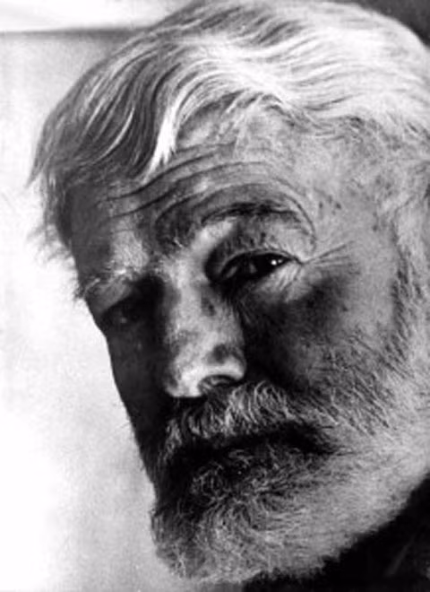 5. Nhà văn Ernest Hemingway: Sinh năm 1899, Ernest Hemingway đạt giải Nobel và Pulitzer cho các tác phẩm của mình, trong đó có cuốn “Ông già và biển cả”. Mẹ là người có ảnh hưởng rất lớn đến cuộc đời của Hemingway. Bà đã ép ông phải học nhạc khi còn bé vì bà dạy nhạc và từng mơ sẽ trở thành một ca sĩ hát dòng nhạc opera. Tuy nhiên, Hemingway đã không chịu nghe lời mẹ. Ông chọn các hoạt động truyền thống khác phù hợp với bản thân hơn như câu cá và dã ngoại.