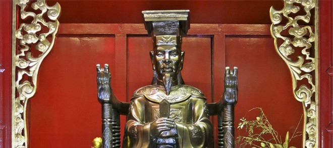 Lê Thánh Tông (Lê Tư Thành), vị vua thứ 4 nhà Hậu Lê, trị vì từ năm 1460 đến 1497. Vua không chỉ nổi tiếng là bậc minh quân, có công lao lớn đưa Đại Việt lên tới thời hoàng kim, mà còn nổi tiếng là một nhà thơ Nôm có tài và có nhiều đóng góp cho nền văn học nước nhà. Vua đã cho lập ra Hội Tao đàn, với tên gọi là “Tao đàn nhị thập bát tú”, quy tụ gồm 28 ông tiến sĩ giỏi nhất nước thời đó. Khối lượng sáng tác của vua và hội Tao đàn này là rất lớn, có nhiều tác phẩm có vị trí đặc biệt. Vua cũng là người rửa oan cho Nguyễn Trãi và sưu tầm thơ văn của Nguyễn Trãi để lưu lại cho hậu thế.