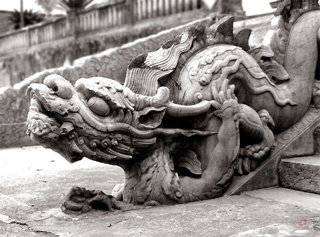 Nhà Hậu Lê có tổng số 27 vua nối nhau trị vì: Thời Lê sơ có 11 vua, tính từ vua Lê Thái Tổ (Lê Lợi) đến vua Lê Cung Hoàng (Lê Xuân), không tính Lệ Đức Hầu Lê Nghi Dân; Thời Lê Trung hưng có 16 vua, tính từ vua Lê Trang Tông (Lê Ninh) đến vua Lê Mẫn Đế (Lê Chiêu Thống).