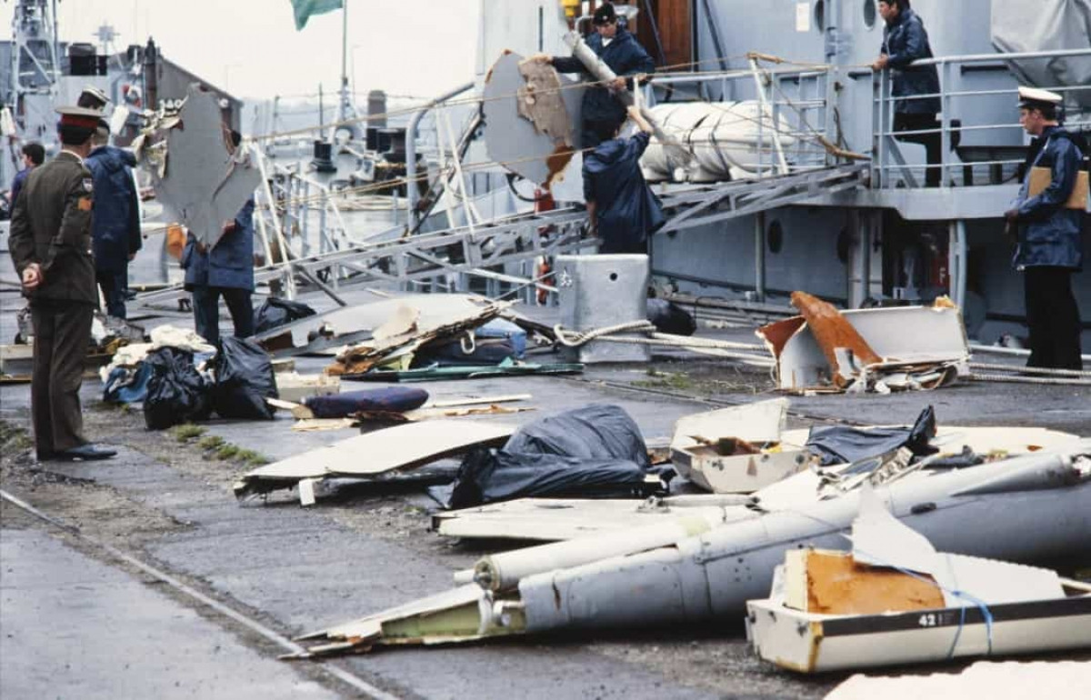 Ngày 23/6/1985, vụ tai nạn chuyến bay 182 của hãng hàng không Air India rơi xuống Đại Tây Dương ngoài khơi cực Tây Nam Ireland đã khiến tất cả 320 người trên máy bay thiệt mạng. Một cuộc điều tra sau đó đã kết luận rằng một quả bom đã khiến chiếc Boeing 747 rơi. Trong ảnh là các thành viên của một tàu Dịch vụ Hải quân Ireland đang thu thập các mảnh vỡ từ máy bay.
