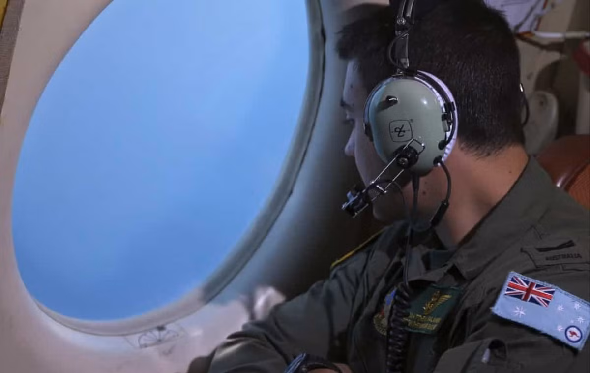 Ngày 8/3/2014, tại sân bay Kuala Lumpur của Malaysia, chiếc MH370 của hãng hàng không Malaysia Airlines bắt đầu cất cánh bay tới Bắc Kinh. Trên máy bay có 239 người, bao gồm 227 hành khách, trong đó có 2 trẻ sơ sinh và 12 thành viên phi hành đoàn. Tuy nhiên, sau 2 giờ bay, MH370 đột ngột biến mất khỏi màn hình radar và ngừng liên lạc với Trung tâm Kiểm soát Không lưu Subang. Cho đến nay, không phát hiện một dấu vết của chiếc máy bay mất tích này và toàn bộ 239 người trên máy bay được cho là đã thiệt mạng.