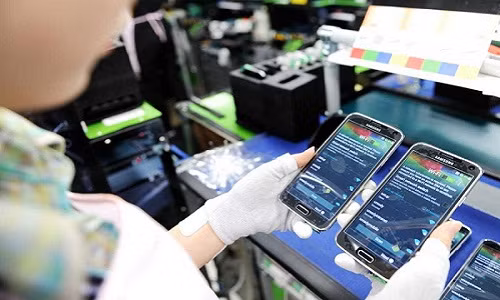 Công nhân nhà máy Samsung thử nghiệm hai chiếc Galaxy mới.