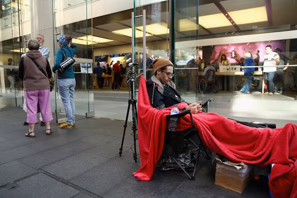 Sáng nay, Salvatore Gerace là một trong những người may mắn sở hữu iPhone 6 đầu tiên từ một cửa hàng Apple Store tại Sydney (Australia). Khách hàng này đã rất vui sướng vì công sức chờ đợi bao ngày đã được đền đáp.