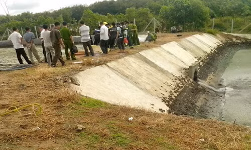 Ống cống nơi tìm thấy thi thể nạn nhân.