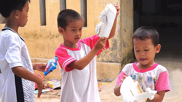 Những chú bé ở huyện đảo Lý Sơn (Quảng Ngãi) tự chế ra những chiếc canô, tàu thủy bằng xốp biển - Ảnh: Ngô Công Hoàng
