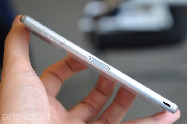 Với viền nhôm và đường bo khá tinh tế, Z3 mang vẻ cứng cáp hiện đại và cảm giác trên tay chắc chắn. Chiếc máy ảnh và nút nguồn được thiết kế tối giản. 4 góc máy được bọc nylon đàn hồi tránh các giọt nước rơi vào màn hình điện thoại.