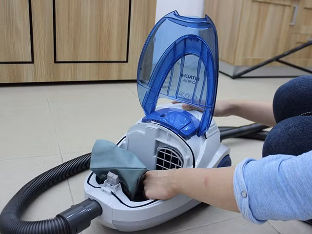 3. Chủ quan với việc làm sạch túi đựng bụi: Khi túi đựng quá đầy, dễ phát sinh nấm mốc, vi khuẩn trong khoang chứa bụi, bụi sẽ lấp mất đường gió, giảm lực hút, khiến máy phải hoạt động nhiều hơn và tiêu tốn nhiều điện năng hơn.