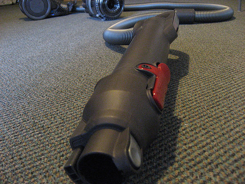 2. Không kiểm tra đầu chổi và vòi hút: Đây là vị trí thường vướng tóc, vải vụn, sợi len..., làm giảm hiệu suất máy. Bạn cần làm sạch vị trí này thường xuyên.