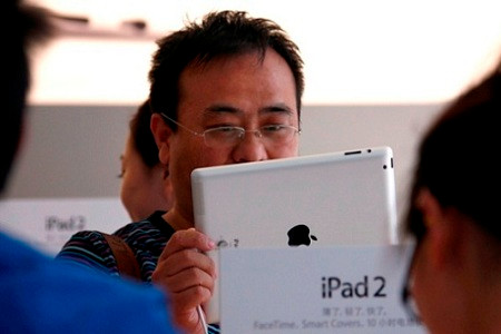 Thậm chí, "Táo khuyết" không ngần ngại mạnh tay với đối thủ. Năm 2012, hãng đe dọa sẽ có một hành động pháp lý nhằm vào Proview (công ty công nghệ Trung Quốc) khi công ty này đưa thông tin sai sự thật về sản phẩm iPad tại đây.