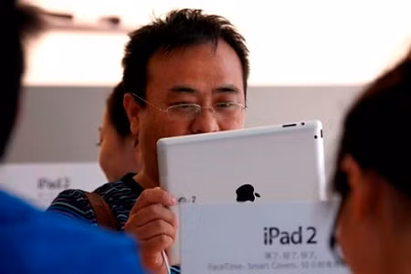 Thậm chí, "Táo khuyết" không ngần ngại mạnh tay với đối thủ. Năm 2012, hãng đe dọa sẽ có một hành động pháp lý nhằm vào Proview (công ty công nghệ Trung Quốc) khi công ty này đưa thông tin sai sự thật về sản phẩm iPad tại đây.