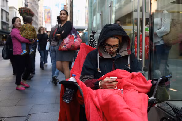 Salvatore Gerace đã "cố thủ" tại cửa hàng Apple Store trước cả ngày 9/9, khi Tim Cook chính thức giới thiệu bộ đôi iPhone 6 và iPhone 6 plus.