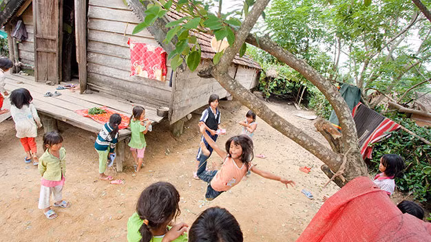 Trẻ em ở buôn MLeng, xã Cư Mta, huyện M’Đrắk (Đắk Lắk) chơi trò nhảy dây trước hiên nhà - Ảnh: Tiến Thành.