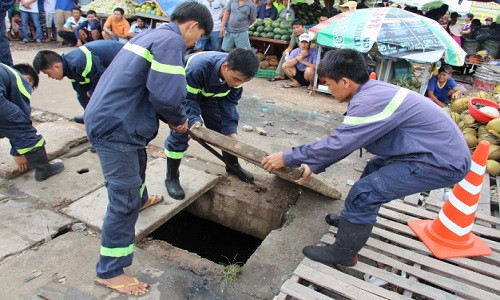 Chính quyền địa phương đã đề nghị ban quản lý dự án tính toán điều chỉnh lại hệ thống nắp cống có tính chịu lực và bền vững hơn, tránh trường hợp khi mưa lớn nắp cống lại bị bật tung gây nguy hiểm cho người dân, đặc biệt là trẻ nhỏ.