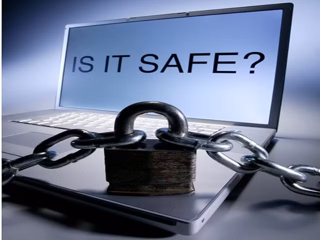  10. Không dùng phần mềm diệt virus Đôi khi bạn cắm USB không quét virus, hoặc chủ quan không cài phần mềm diệt virus cho laptop, máy nhanh chóng bị các yếu tố độc hại xâm nhập, đánh mất dữ liệu, thậm chí làm hỏng ổ cứng laptop.