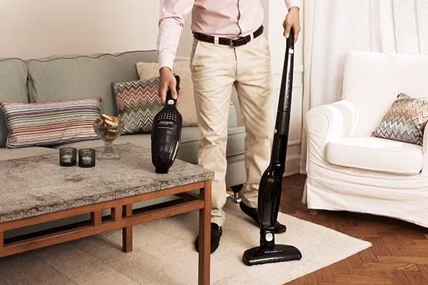 4. Tận dụng máy hút bụi, không có nghĩa là “bạ đâu dùng đó”: bạn nên ngừng hút bụi nơi ẩm ướt, hoặc dùng túi hút bụi khi bộ phận này còn ướt.