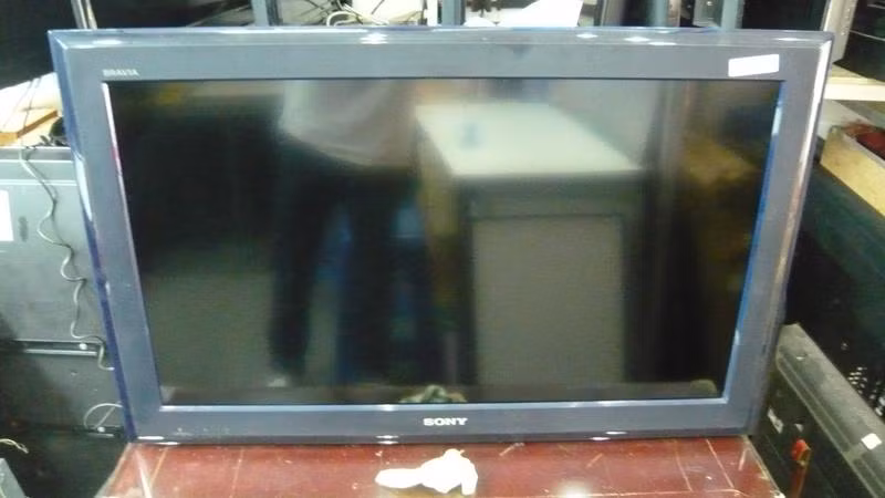 Ngoài ra, bạn có thể cân nhắc dán miếng bảo vệ màn hình chống trầy xước cho tivi, thao tác này cần được thực hiện bởi nhân viên kỹ thuật, tránh những tai nạn không đáng có do bạn tự dán miếng bảo vệ.