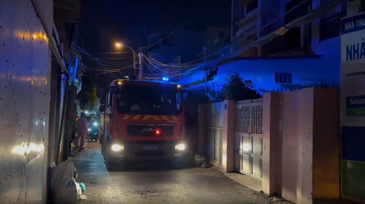 TP HCM: Chay nha 4 tang trong dem, canh sat bac thang giai cuu 2 nguoi