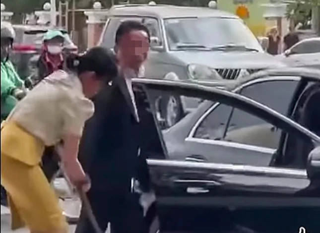 Cong an thong tin vu nguoi dan ong rut kiem doa chem nhan vien moi truong