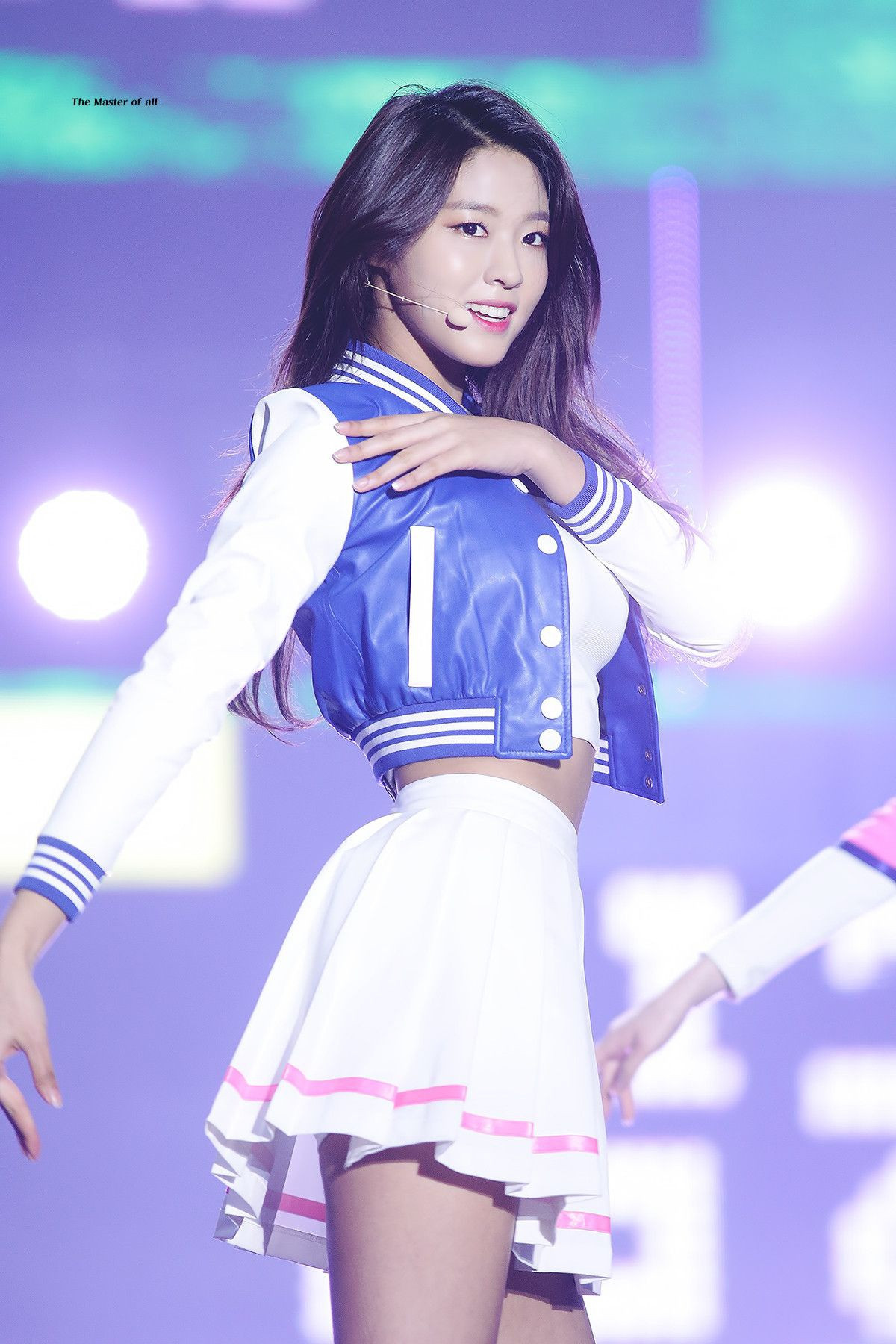  Seolhyun (AOA) được mệnh danh "bảo vật quốc dân" vì có thân hình và gương mặt đẹp. Trang phục biểu diễn của cô thường là váy ngắn, quần ôm. Đời thường, người đẹp Hàn chuộng quần skinny jeans. Ảnh: Pinterest, The Master of all.