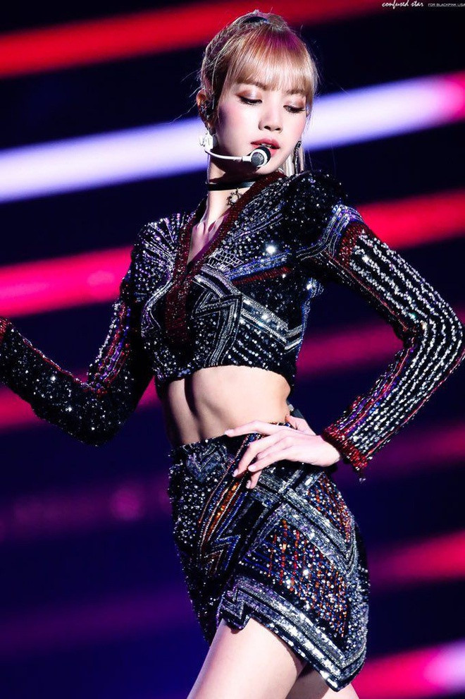 Nhắc đến những thần tượng nữ có tỷ lệ cơ thể vàng không thể quên Lisa (BlackPink). Dù cao chưa đến 1,70 m, mỹ nhân nhà YG có đôi chân dài và thân hình thon gọn. Cô có thể "cân" nhiều loại trang phục, đặc biệt là áo bó sát, hở eo và quần ngắn. Stylist cũng thường chọn váy áo gợi cảm cho thành viên BlackPink lên sân khấu, dự sự kiện. Ảnh: @lalalalisa_m, Confused, Star.