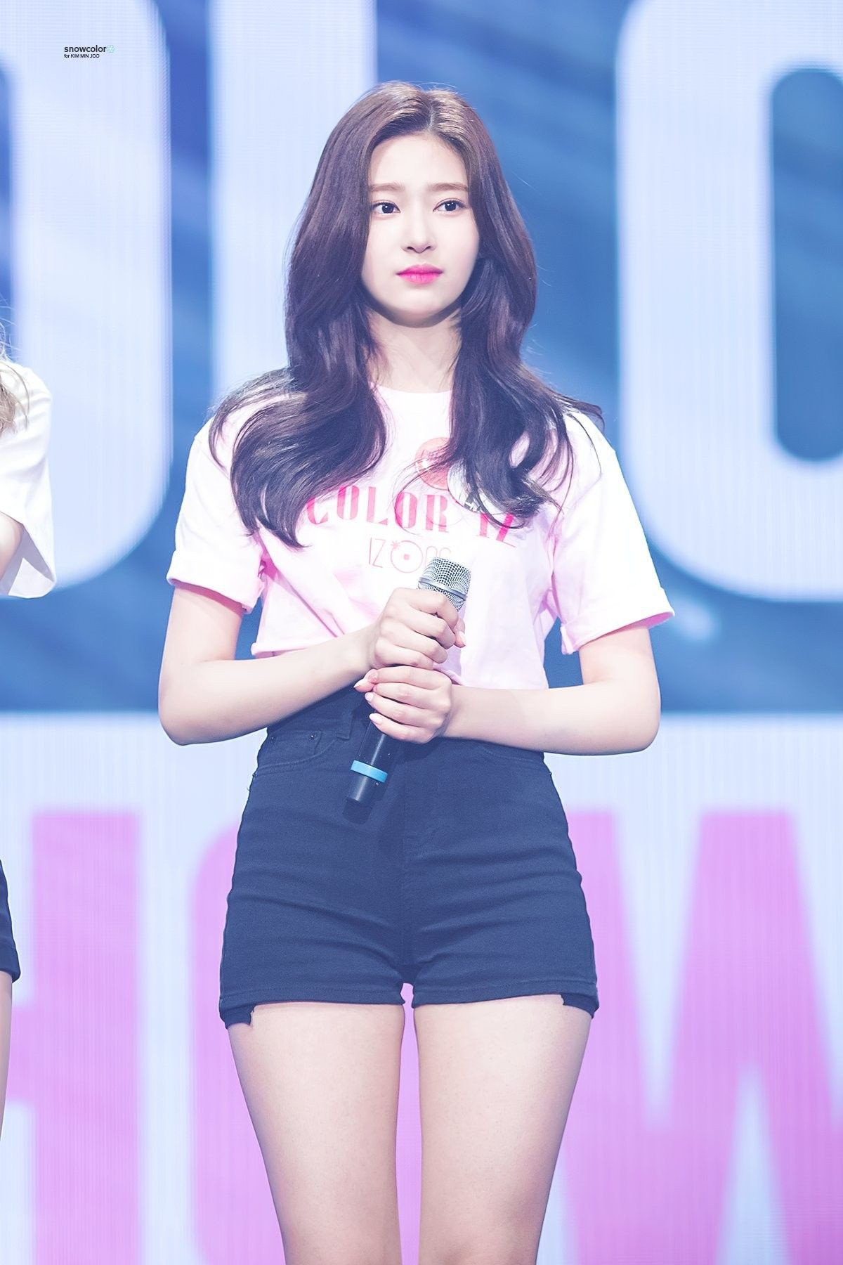 Dù mặc quần dài kín đáo hay quần shorts năng động, Minju (I*ZONE) vẫn toát lên vẻ gợi cảm, thu hút. Các thiết kế ôm sát tôn lên thân hình chuẩn của nữ thần tượng. Cô ưa chuộng phong cách đơn giản với áo thun, quần jeans. Ảnh: Twitter, snow color.