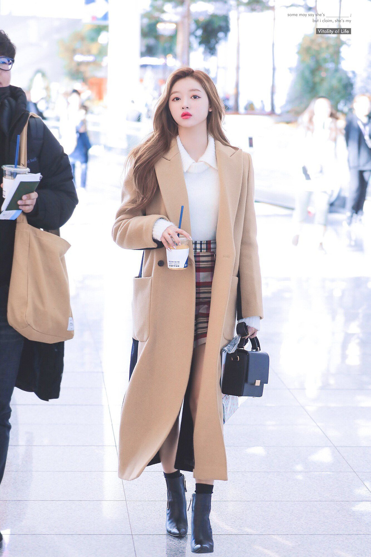  YooA (Oh My Girl) cũng lọt vào danh sách những nữ thần tượng có tỷ lệ cơ thể hoàn hảo. Nghệ sĩ sinh năm 1995 thích diện váy ngắn, chiết eo để khoe lợi thế hình thể. Giày cao gót hay boots cao cổ là phụ kiện được người đẹp lựa chọn. Ảnh: Vitality of Life.