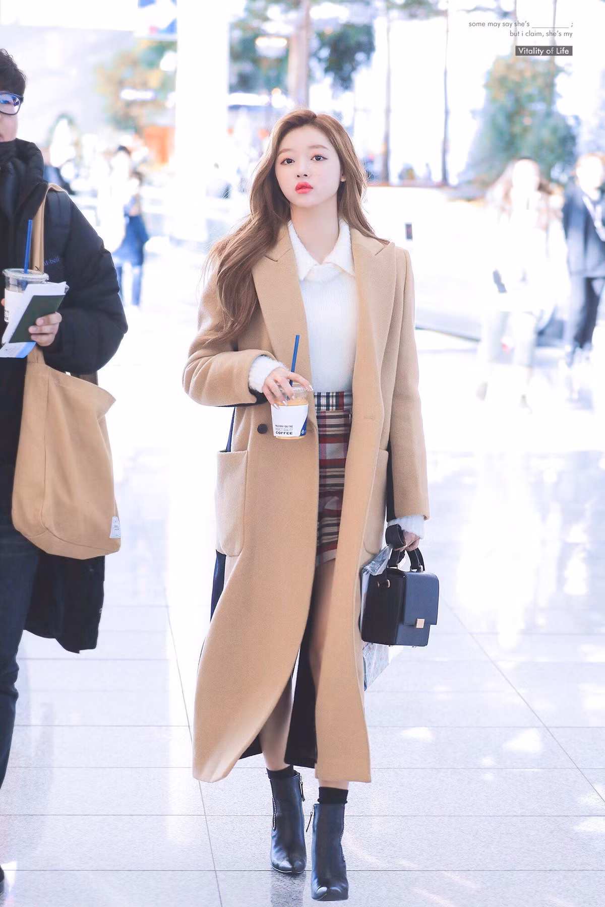  YooA (Oh My Girl) cũng lọt vào danh sách những nữ thần tượng có tỷ lệ cơ thể hoàn hảo. Nghệ sĩ sinh năm 1995 thích diện váy ngắn, chiết eo để khoe lợi thế hình thể. Giày cao gót hay boots cao cổ là phụ kiện được người đẹp lựa chọn. Ảnh: Vitality of Life.