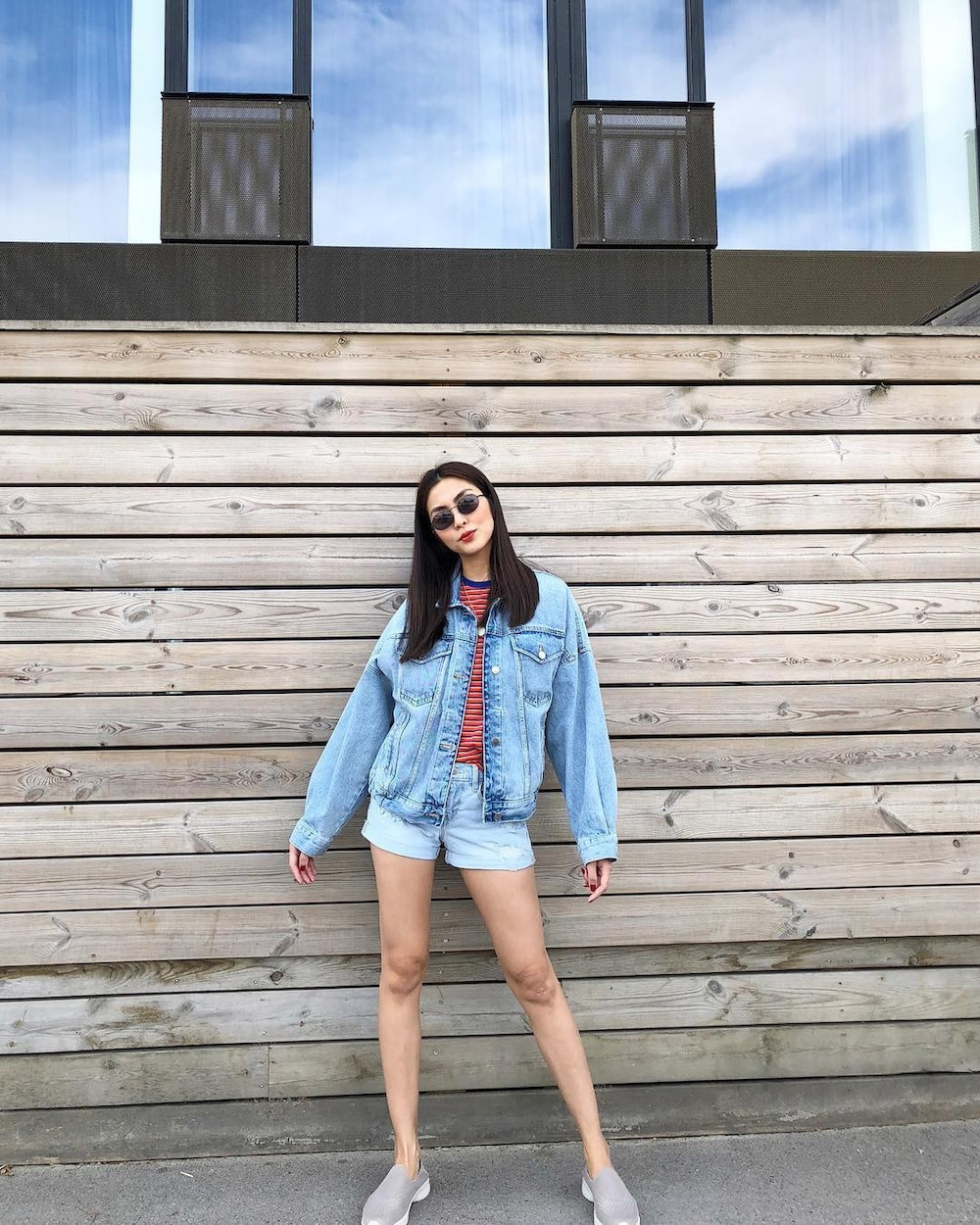 "Ngọc nữ" Hà Tăng là người cực kì chuộng các dáng đồ jeans từ quần đến muôn vàn các dáng áo khoác. Cô thường mặc chúng từ đi sự kiện cho đến đi du lịch