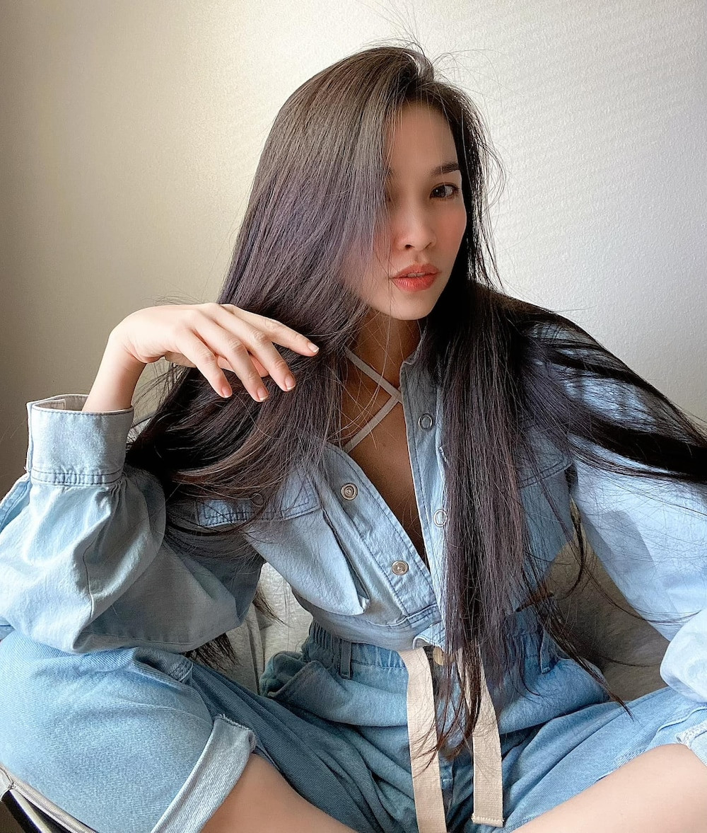 Trong set đồ denim nửa kín nửa hở được Hiền Thục update mới đây lại khiến dân tình ngày càng mê mẩn nhan sắc trẻ trung của nữ ca sĩ U40. Tóc tai thì dài mượt, da dẻ thì trẻ trung hồng hào