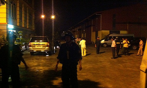 Lực lượng cảnh sát khám xét tại Công ty TNHH Đại An - Ảnh: M.Quang