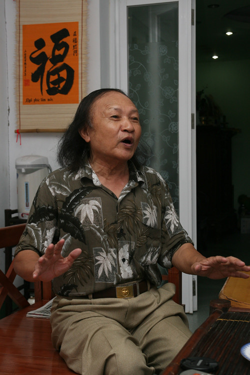 Nhạc sỹ Đoàn Bổng trao đổi với PV. Ảnh: Thành Long