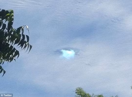 Lỗ thủng màu xanh sáng kỳ lạ giữa đám mây trên bầu trời California.