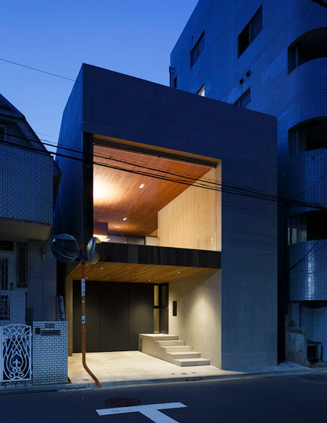 Khối mặt tiền hình học của ngôi nhà được tạo thành từ hai thành phần chính - một khung hình chữ L bao xung quanh các cạnh của mái nhà và một phòng khách gỗ ở phía dưới.