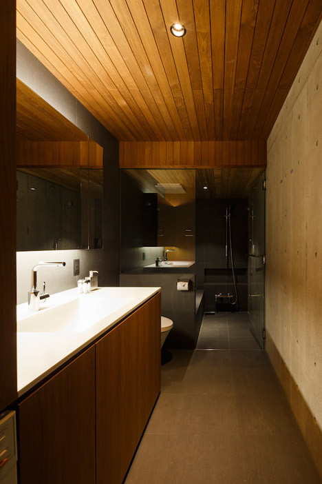 Phòng tắm với thiết kế hiện đại, sang trọng.