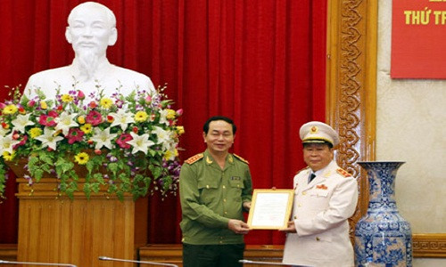 Bộ trưởng Trần Đại Quang trao Quyết định của Chủ tịch nước thăng cấp bậc hàm đối với Thứ trưởng Bùi Văn Thành.