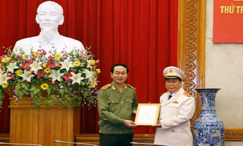 Bộ trưởng Trần Đại Quang trao Quyết định của Chủ tịch nước thăng cấp bậc hàm đối với Thứ trưởng Bùi Văn Thành.