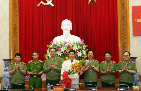 Bộ trưởng Trần Đại Quang và các đồng chí Thứ trưởng Bộ Công an tặng hoa chúc mừng Thứ trưởng Bùi Văn Thành.