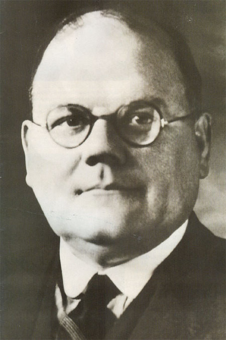 John Bodkin Adams (Anh - IreLand) là một bác sĩ đa khoa, cả cuộc đời tràn ngập máu tanh bởi các vụ giết người và cả sự lừa lọc gian trá. Trong khoảng thời gian từ năm 1946 đến 1956, dưới tay của Adams đã có hơn 160 bệnh nhân bị chết một cách đáng ngờ. Để giết bệnh nhân của mình, Adams thường kê toa thêm thuốc giảm đau không cần thiết để cuối cùng làm các bệnh nhân chết vì dùng quá liều thuốc.