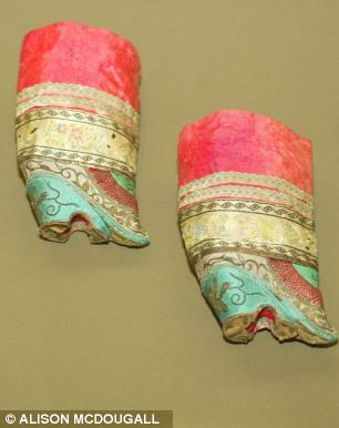 Các cô gái được đóng riêng cho những đôi giày có kích thước rất nhỏ và được khuyến khích đi bộ nhiều mỗi ngày để đôi bàn chân phát triển theo hình dạng mong muốn.