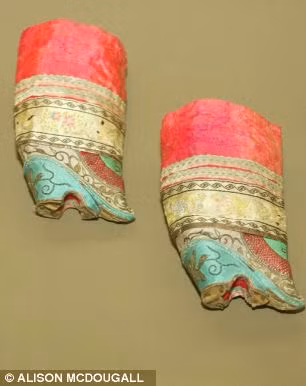 Các cô gái được đóng riêng cho những đôi giày có kích thước rất nhỏ và được khuyến khích đi bộ nhiều mỗi ngày để đôi bàn chân phát triển theo hình dạng mong muốn.