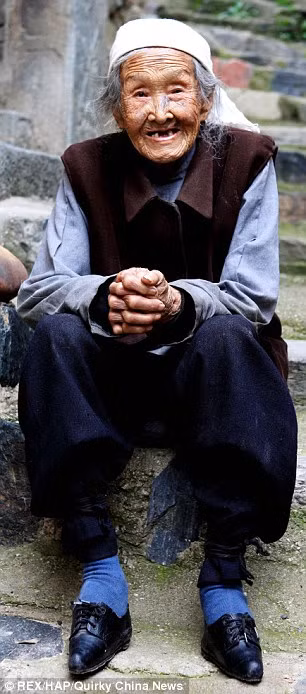 Cụ bà Han Qiaoni sống tại tỉnh Sơn Tây, TQ được biết đến là một trong những người phụ nữ cuối cùng ở Trung Quốc có đôi bàn chân được bó chặt theo tập tục cũ.