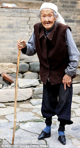 Thời phong kiến, hàng triệu bậc cha mẹ đã dùng vải bó chặt bàn chân của con gái với mong muốn đôi bàn chân nhỏ chừng 3, 4 phân sẽ giúp con đổi đời, lấy được chồng giàu sang.