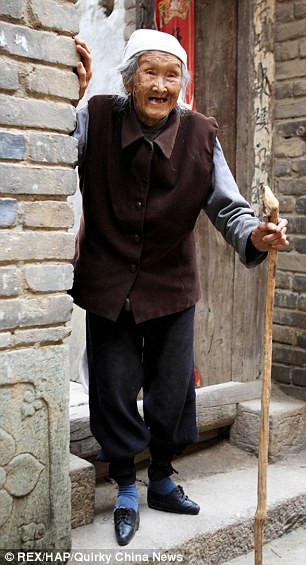 Bà kể lại phải mất đến 6 tháng sau đấy bà mới có thể quen dần với sự đau đớn và đi lại bình thường.