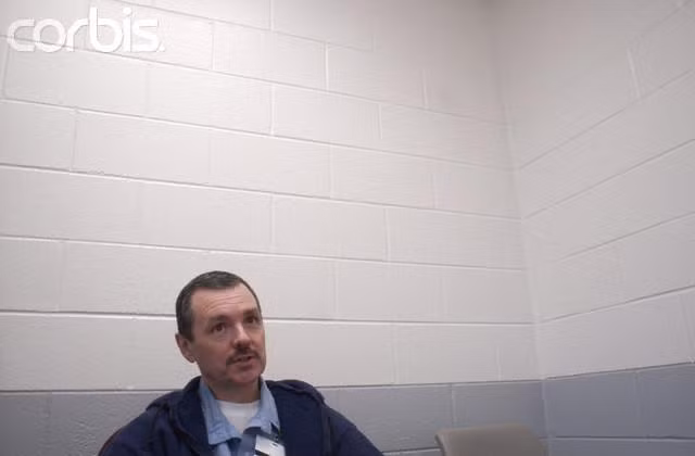 Bác sĩ Donald Harvey, sinh năm 1952 tại quận Butler, bang Ohio, Hoa Kì. Ban đầu, Harvey thừa nhận rằng ông giết bệnh nhân hoàn toàn vì cảm giác đồng cảm, để giúp những người bị bệnh nan y thoát khỏi sự đau đớn về thể xác. Sau đó, ông bắt đầu cảm nhận được niềm vui từ việc giết người, và ngày càng lấn sâu vào con đường tội lỗi. Ông ta sử dụng rất nhiều phương pháp khác nhau để làm bệnh nhân sớm lên thiên đường, bao gồm việc dùng asen, xyanua, insulin, morphine, gây ngộ độc vào thức ăn, tiêm huyết thanh vào tĩnh mạch người bệnh. Harvey bị buộc tội giết chết 87 người, lĩnh 28 án tù chung thân với những tội danh của mình.