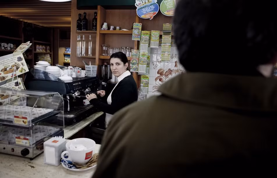 Ông M ghé thăm một quán cà phê trên đường cao tốc.